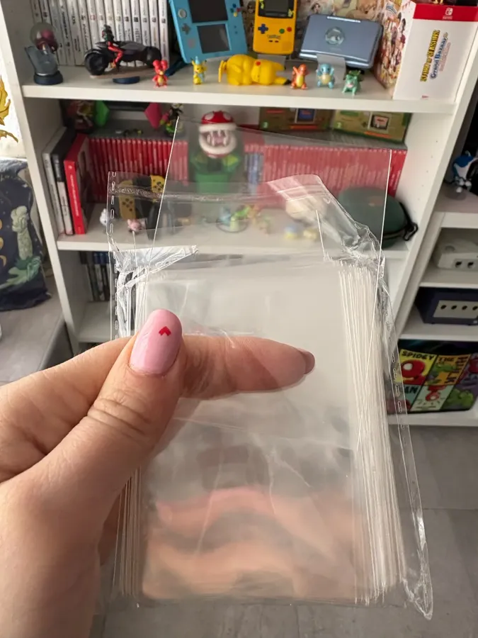 Buyer photo from a verified 100 sleeves pack order
